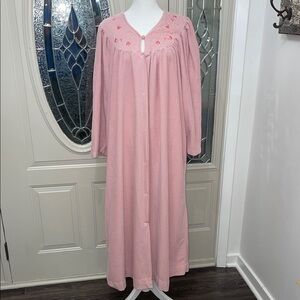 Vintage Vanity Fair Pink Embroidered Robe. Size Large